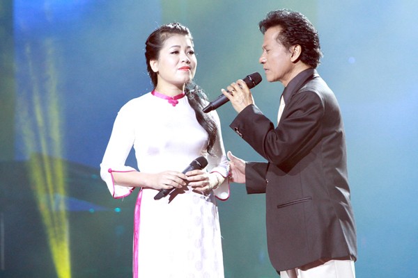 Che Linh hoi ngo Hoai Lam trong liveshow rieng tai Ha Noi-Hinh-3